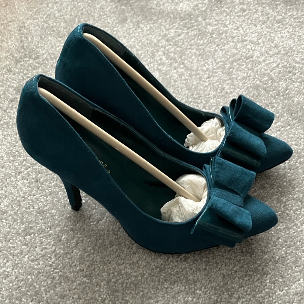 NWOT Bow Heels